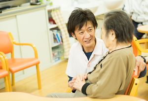 笑顔で会話するスタッフと利用者