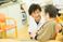 笑顔で会話するスタッフと利用者