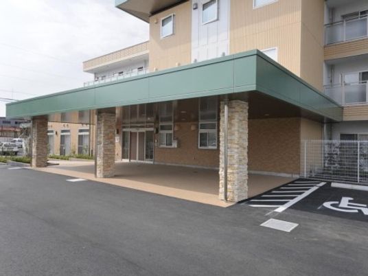 明るいエントランス外観