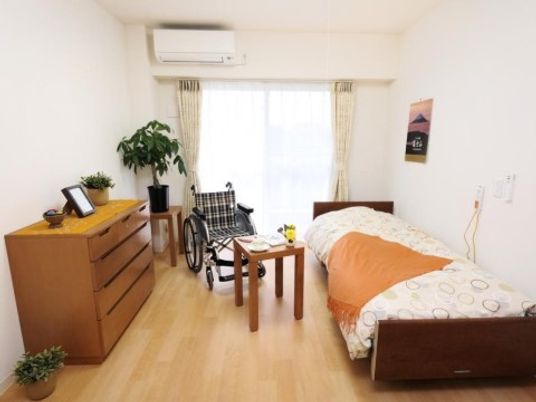 明るく整頓された居室