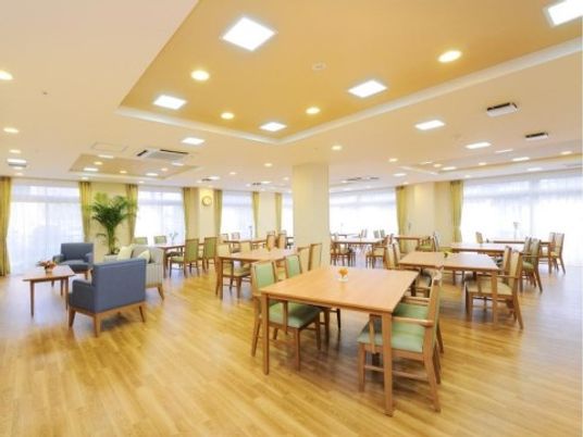 広々とした明るい食堂