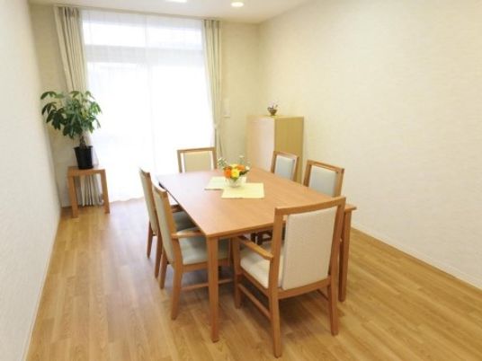 清潔なダイニングテーブル