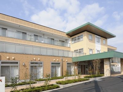 明るい外観の建物