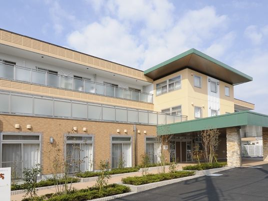 明るい外観の建物