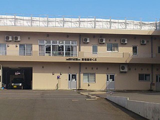シンプルな建物外観 外観 施設の正面はシンプルで落ち着いたデザインです。車の出入りも便利です。