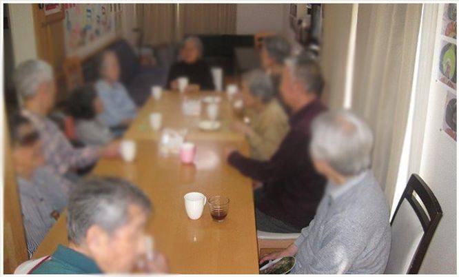 談笑する人々の部屋