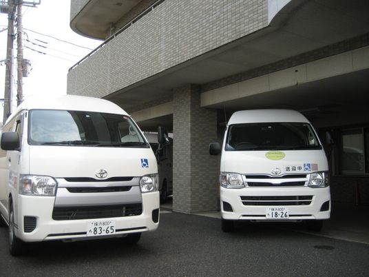 送迎車が並ぶ外観  