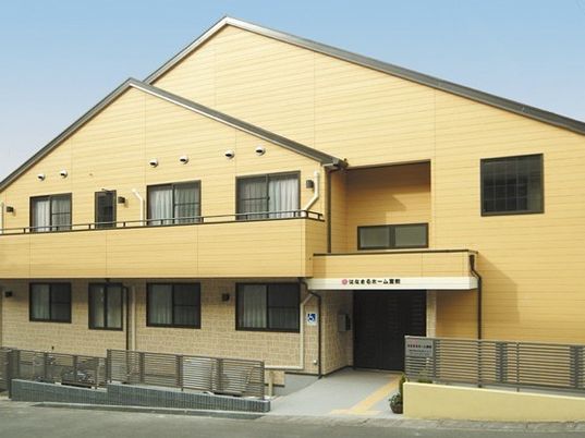 黄色い外壁の建物エントランス