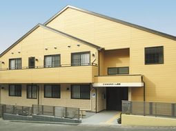 黄色い建物の外観