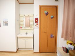 明るい洗面所とクローゼット