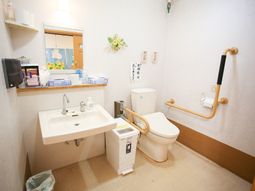手すり付きトイレ施設概観