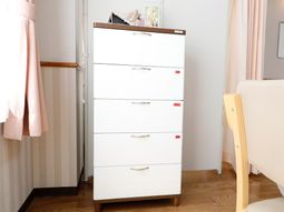 白いチェストと椅子の一角