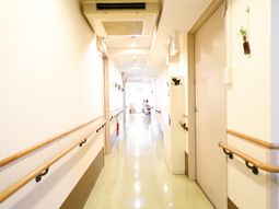 明るい廊下と手すり