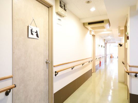 手すり付きの明るい廊下