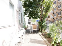 白椅子が置かれた中庭