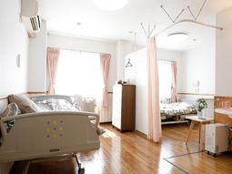 明るい居室の様子