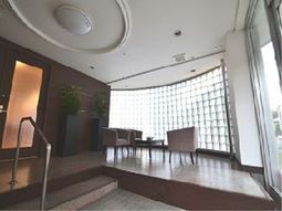 快適な大空間のラウンジ