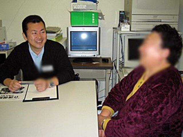 スタッフイメージ スタッフイメージ 笑顔のスタッフと利用者が会話を楽しんでいます。和やかな雰囲気の中で相談しやすい場となっています。
