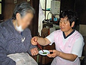 スタッフによる食事介助