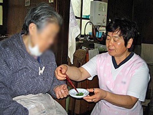 スタッフによる食事介助