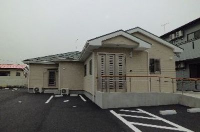 白い建物の外観