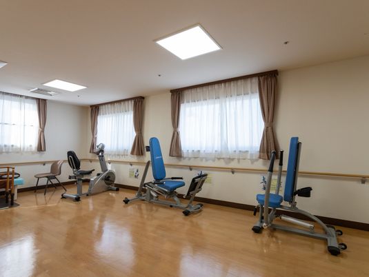 運動器具が並ぶ部屋
