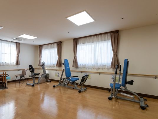 運動器具が並ぶ部屋