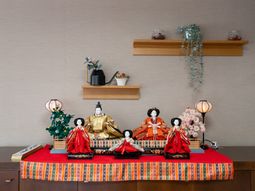 ひな祭りの飾りが並ぶ棚