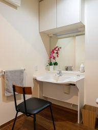 洗面台の木製椅子