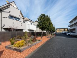 緑に囲まれた外観