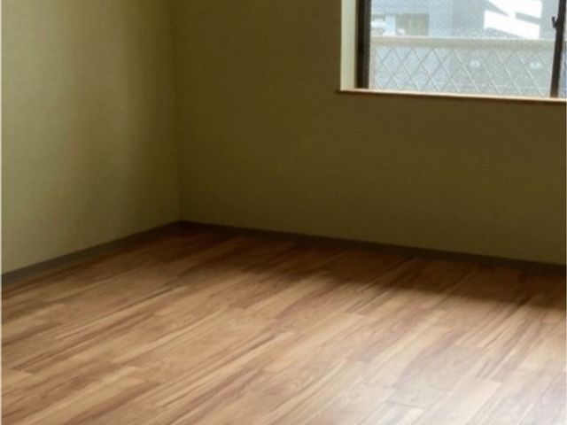 明るい居室 居室   木目調の床が広がる、すっきりした居室です。窓から自然光が入り、落ち着いて過ごしやすそうです。