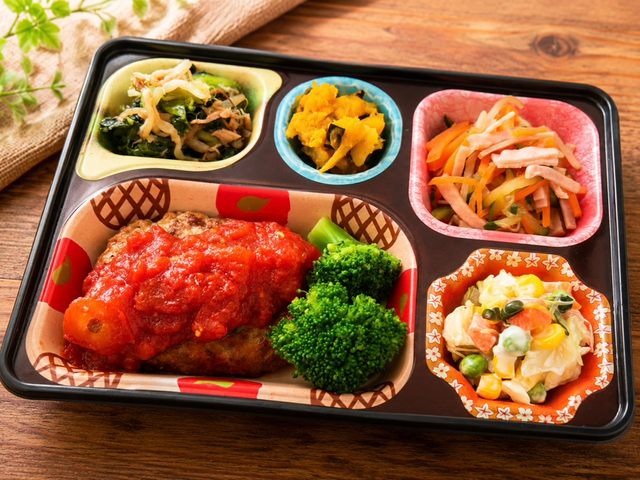 盛り付けた食事トレー 料理   彩りのよいおかずが小鉢に分けて盛り付けられています。食事の準備や配膳の工夫が伝わる一枚です。