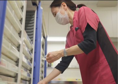 薬整理中のスタッフ