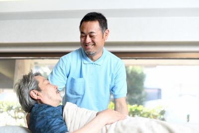 笑顔で介助するスタッフ