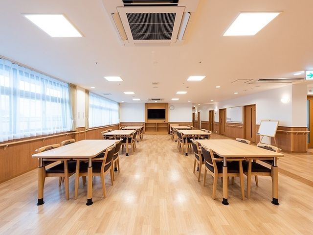 明るい食堂 食堂   大きな窓から光が入る、開放感のある食堂です。テーブル間にゆとりがあり、移動しやすい空間になっています。