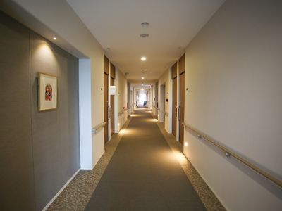 明るく清潔な廊下