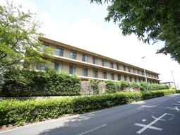 広々した建物の外観