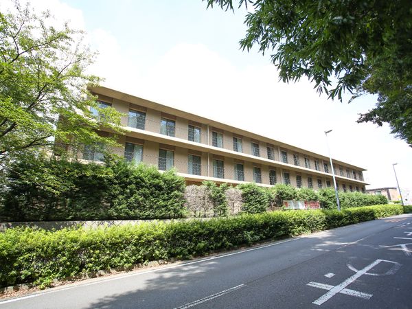 広々した建物の外観