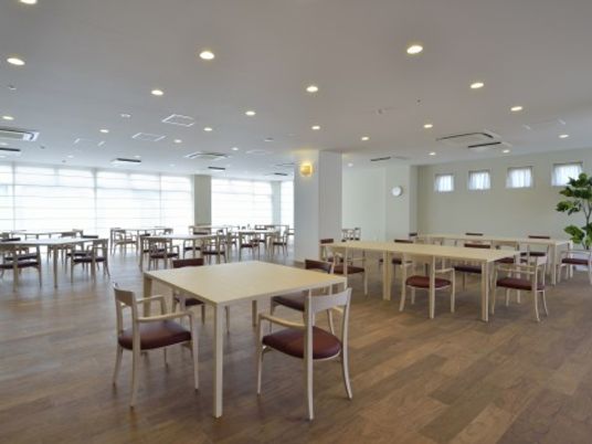 明るい広々とした食堂