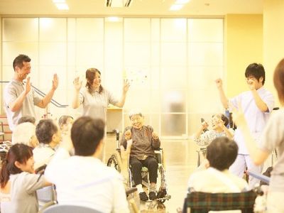 活動する笑顔の人々機能訓練室