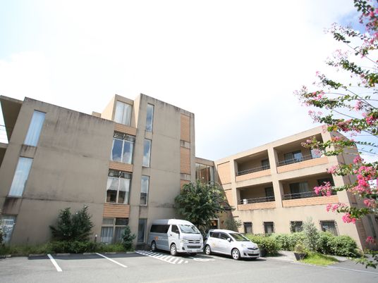 開放的な建物の外観