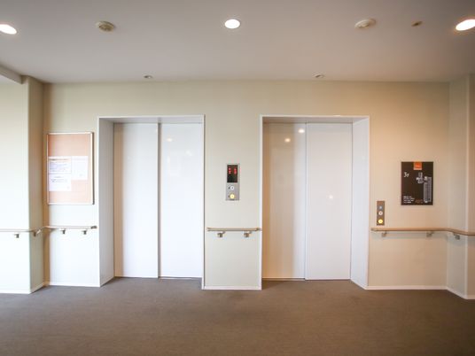 清潔なエレベーターホール