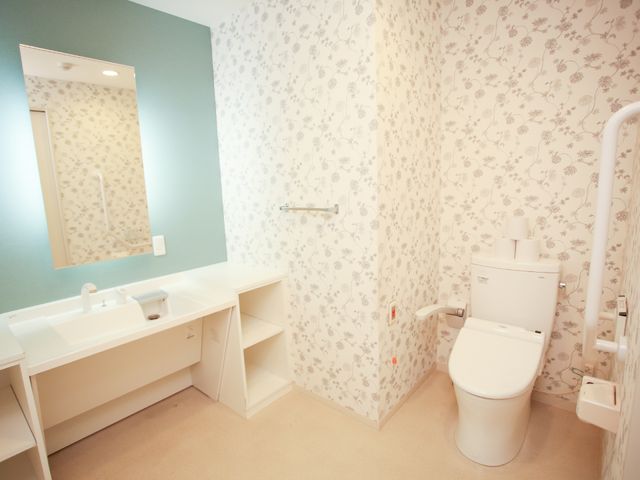 洗練されたトイレ空間 トイレ ゆったりした造りの清潔感のあふれるトイレです。手すりが設けられ、どなたでも安心してお使いいただけます。