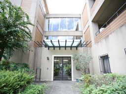 明るいエントランスの建物