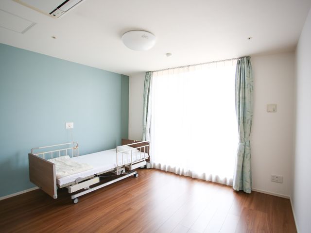 明るい個室の介護ベッド 居室 モダンなデザインの居室です。窓から差し込む日差しが、明るい雰囲気を演出しています。