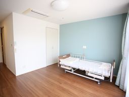 ベッドとクローゼットの居室