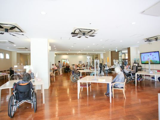 広々とした明るい食堂