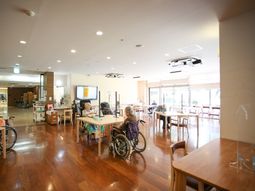 明るい共有スペースの様子