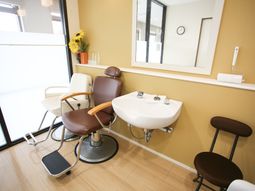 明るい理美容室の光景