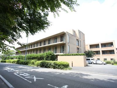 広々とした施設の外観